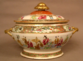 Chinese Export Soup Tureen in the Mandarin Pattern